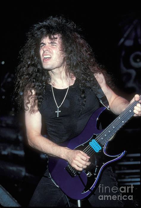 Vinnie Moore .